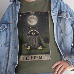 T-shirt tarot « L'ermite » raton laveur, t-shirt graphique carte de tarot, chemise raton laveur mystique, haut sorcière vintage, t-shirt animal spirituel