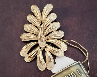 Vintage Leaf Shaped Brooch, Studio 1 Jewelry Pre-1974 with Original Hangtags, Alternating Textured and Polished Gold Tone Metal, Articulated