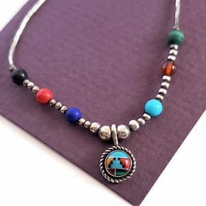 Vintage en argent sterling du sud-ouest, perles de pierre colorées, pendentif en pierre incrusté, collier en argent liquide, 16 pouces de long, longueur du col