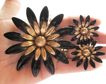 Vintage 1968 Sarah Coventry Black and Gold Enamel Flower Fashion Splendor Brooch, Clip On Earrings Matching Set Versatile Always Fashionable