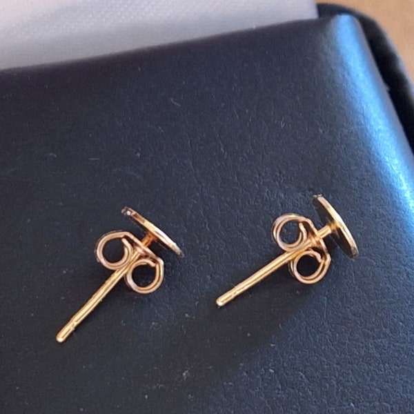 Vintage 14k Yellow Gold Flat Stud Earrings, Simple and Comfortable for Everyday, Petite 5mm Round Circle Shape Flat Studs   CL9R2