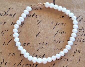 Vintage White Pearl Bracelet with 585 14k Yellow Gold Clasp, Casual Elegance, 7.5 Inch Bracelet, 5.5mm Bright White Freshwater Pearls  P3LX8