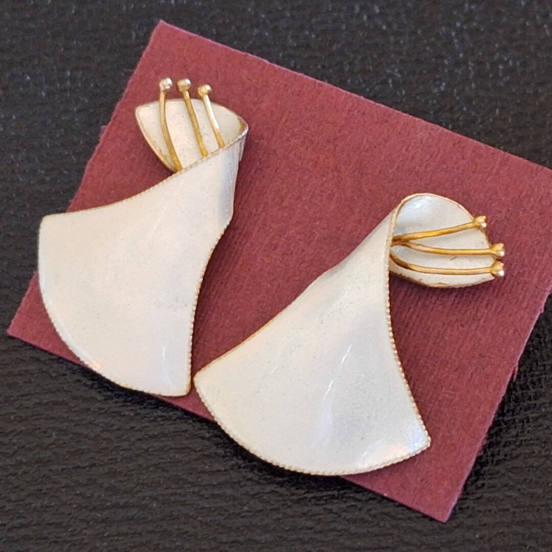 Vintage Thousand Flowers Earrings 1970s Frosted White Enamel on