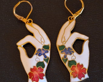 Vintage cloisonne emaille oorbellen witte handen met kleurrijke bloemen en gouden rand, leverback oordraden, handen die het oke teken maken