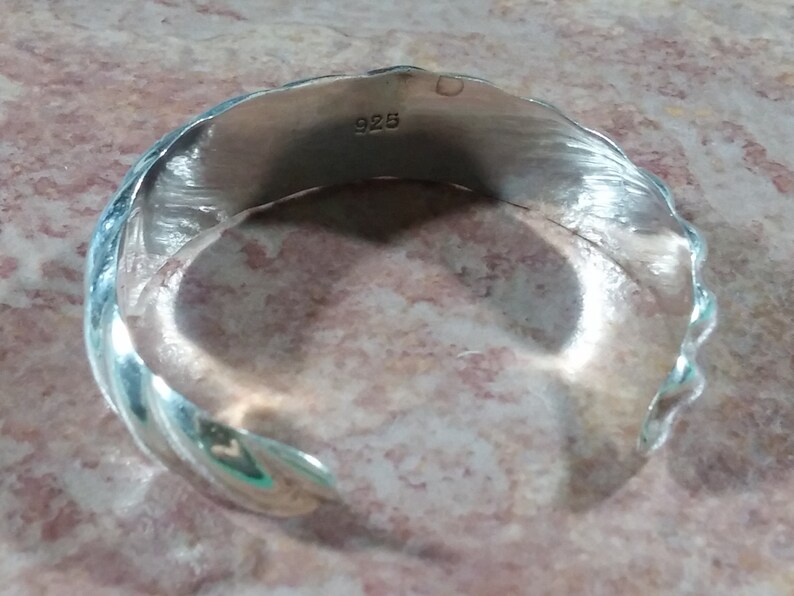 May include: Silver bracelet with a twisted design and a 925 stamp.