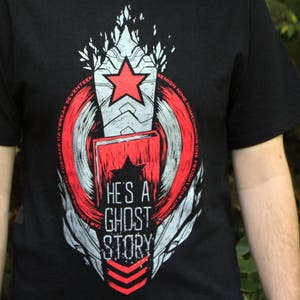 „He's A Ghost Story“-Comic-T-Shirt | Grafik-T-Shirt
