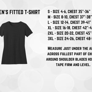 Puede incluir: Camiseta negra entallada para mujer con tabla de tallas. Tallas desde la S (contorno de pecho 89-91cm) hasta la 3XL (contorno de pecho 122-130cm). Instrucciones de medici&oacute;n incluidas. Cuello redondo.