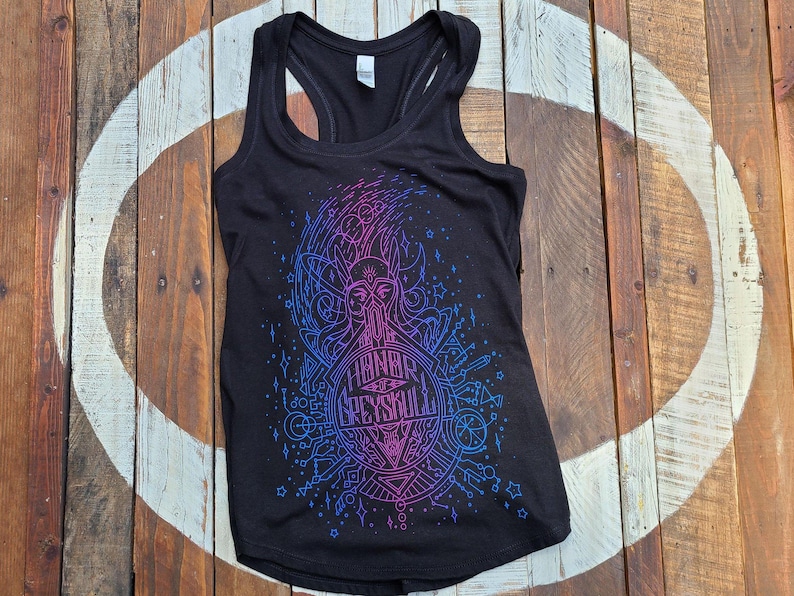 Puede incluir: Camiseta sin mangas negra con un vibrante dise&ntilde;o gr&aacute;fico azul y morado. El dise&ntilde;o presenta una ilustraci&oacute;n detallada con el texto "Hannah Greysull" en un patr&oacute;n circular. La camiseta sin mangas est&aacute; hecha de un material suave.
