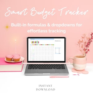 Puede incluir: Un ordenador portátil que muestra una hoja de cálculo de presupuesto es el punto focal de esta imagen. La pantalla muestra gráficos y datos coloridos. Se muestra el texto "Smart Budget Tracker" y "Built-in formulas & dropdowns for effortless tracking". También se ven cupcakes rosas, una taza y un bolígrafo.