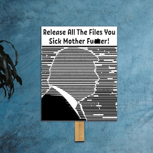 Może przedstawiać: Prostokątny znak z napisem Release All The Files You Sick Mother Fucker! na górze. Poniżej tekstu znajduje się czarno-biała graficzna sylwetka głowy i ramion, stworzona z poziomych czarnych linii oraz zaczernionego tekstu.