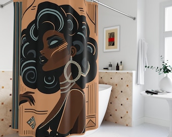 Può includere: Una tenda da doccia con un'illustrazione stilizzata di una donna con capelli blu scuro e grandi, che indossa gioielli d'oro e un abito nero. Lo sfondo è di colore marrone chiaro con motivi geometrici.