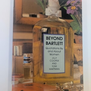 Könnte beinhalten: Buchcover mit einer großen, durchsichtigen Flasche, gefüllt mit gelber Flüssigkeit und einer weißen Schleife. Der Titel "BEYOND BARTLETT" steht auf einem lila Etikett, darunter die Namen der Autoren. Ein kleines, braunes Buch und andere Objekte befinden sich im Vordergrund.