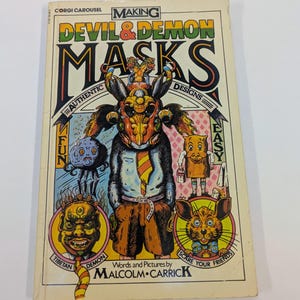 Może przedstawiać: Zabytkowa książka w miękkiej oprawie zatytułowana "Making Devil & Demon Masks" autorstwa Malcolma Carricka. Okładka zawiera kolorowe ilustracje różnych masek i postaci, w tym centralną postać w garniturze i krawacie. Książka jest częścią serii Corgi Carousel.