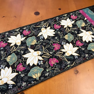 Tavolo Runner floreale sfondo nero fatto a mano trapuntato Home Decor