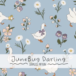 Pode incluir: Um padrão sem costura com gansos brancos, margaridas, morangos e violetas roxas sobre um fundo azul claro. O texto "JuneBug Darling" está escrito em uma fonte caprichosa na parte inferior do padrão.