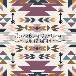 Op de afbeelding: Naadloos patroonontwerp met geometrische vormen, pijlen en driehoeken in tinten paars, bruin en blauw op een crèmekleurige achtergrond. De tekst "JuneBug Darling SEAMLESS PATTERN" wordt in het midden weergegeven.