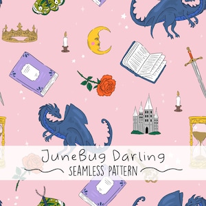Puede incluir: Patrón sin costuras sobre fondo rosa con dragones, castillos, libros, espadas, rosas, coronas y una luna creciente con rostro. El texto "JuneBug Darling SEAMLESS PATTERN" está en la parte inferior. Tema de fantasía.
