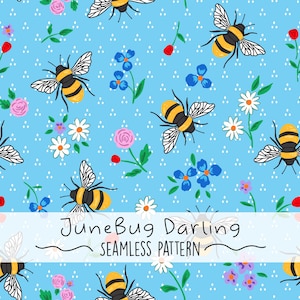 Op de afbeelding: Een naadloos patroon met geelzwarte bijen, madeliefjes, rozen en blauwe bloemen op een lichtblauwe achtergrond. Het patroon bevat de tekst "JuneBug Darling SEAMLESS PATTERN".