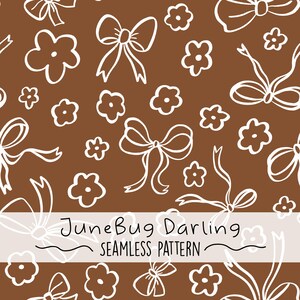 Peut inclure: Un motif sans couture avec des nœuds et des fleurs blancs sur un fond brun. Le texte "JuneBug Darling" et "Seamless Pattern" est inclus dans le motif.