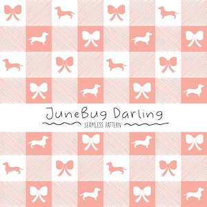 Pode incluir: Um padrão sem costura com dachshunds brancos e laços em um fundo xadrez rosa e branco. O texto "JuneBug Darling" é escrito em itálico preto com as palavras "Seamless Pattern" abaixo.