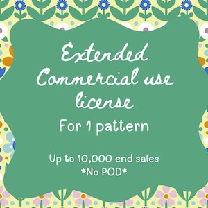Puede incluir: Un rectángulo verde redondeado con el texto "Extended Commercial use license For 1 pattern Up to 10,000 end sales *No POD*". El fondo es un estampado floral con flores, lazos y hojas.