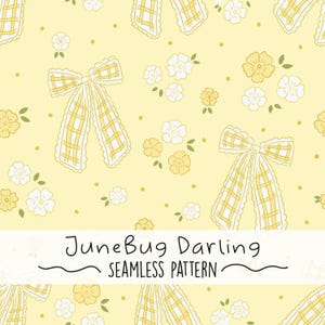 Op de afbeelding: Een naadloos patroonontwerp op een gele achtergrond met geel-witte ruitstrikken, witte en gele bloemen en kleine gele stippen. De tekst "JuneBug Darling SEAMLESS PATTERN" wordt weergegeven in een witte banner.