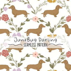 Può includere: Uno schema senza cuciture con cani bassotti marroni e ramoscelli floreali con fiori rosa, viola e gialli. Il testo "JuneBug Darling Seamless Pattern" è nella parte inferiore del design.