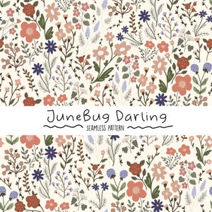 Op de afbeelding: Een naadloos patroon met verschillende bloemen in tinten roze, rood, blauw en groen op een crèmekleurige achtergrond. De tekst "JuneBug Darling" staat gecentreerd bovenaan het patroon.