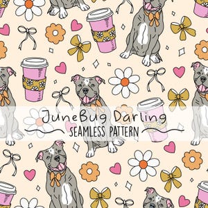 Könnte beinhalten: Nahtloses Muster mit Cartoon-Pitbull-Hunden, Kaffeetassen, Blumen, Schleifen, Herzen und Diamanten auf hellpfirsichfarbenem Hintergrund. Der Text "JuneBug Darling" ist ebenfalls enthalten.