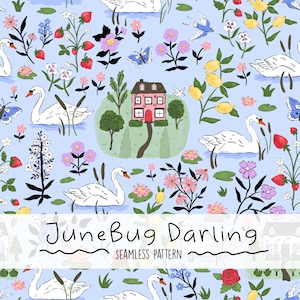 Puede incluir: Patrón sin costuras con fondo azul claro, con ilustraciones de cisnes blancos, flores rosas, fresas, mariposas y una casa rosa. El texto "JuneBug Darling" y "Seamless Pattern" se encuentra en la parte inferior.
