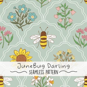 Peut inclure: Un motif sans couture représentant une abeille, des tournesols, des myosotis et d'autres fleurs sur un fond bleu clair. Le texte "JuneBug Darling" et "Seamless Pattern" est inclus dans le motif.