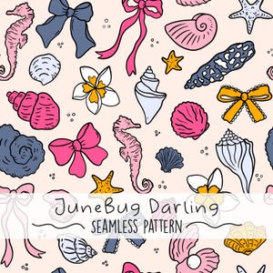 以下が含まれることがあります： 手描きのイラストが特徴のシームレスパターン。タツノオトシゴ、貝殻、リボン、ヒトデ、花がピンク、青、黄色、白で描かれ、薄いピンク色の背景に配置されています。「JuneBug Darling SEAMLESS PATTERN」の文字も含まれています。