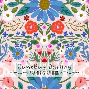 Può includere: Un motivo senza cuciture con una varietà di fiori colorati, tra cui blu, rossi, rosa e bianchi. I fiori sono disposti in uno schema simmetrico su uno sfondo rosa chiaro. Il testo "JuneBug Darling" e "Seamless Pattern" è incluso nel design.