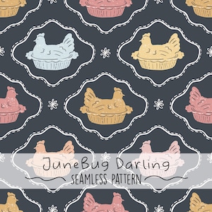 Könnte beinhalten: Ein nahtloses Muster mit einem sich wiederholenden Design eines Huhns in einer Tortenform. Das Huhn und die Tortenform sind in verschiedenen Farben, darunter rosa, gelb und blau. Der Hintergrund ist dunkelgrau mit weißen Nähten um jedes Huhn und jede Tortenform.