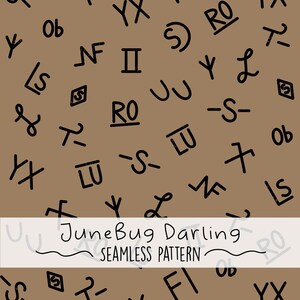 Puede incluir: Un patrón sin costuras que presenta una variedad de símbolos negros dibujados a mano sobre un fondo marrón. Los símbolos incluyen letras, números y formas geométricas. El texto "JuneBug Darling" y "SEAMLESS PATTERN" también se incluyen en el diseño.