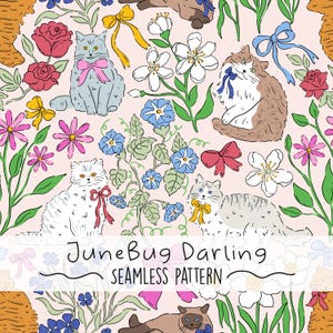 Op de afbeelding: Een naadloos patroon met geïllustreerde katten, bloemen en strikken in pastelkleuren. Het ontwerp bevat verschillende kattenrassen, rozen, madeliefjes en winde. De tekst "JuneBug Darling SEAMLESS PATTERN" staat onderaan.