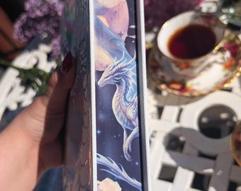 Cuando la Luna Eclosionó – Bordes Pulidos, Cuero Blanco / Tapa Dura Reencuadernada a Medida / Edición de Coleccionista Hecha a Mano