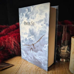 Onyx Storm – „Stormbound“-Edition | Individuell neu gebundenes Hardcover | Handgefertigte Sammlerausgabe