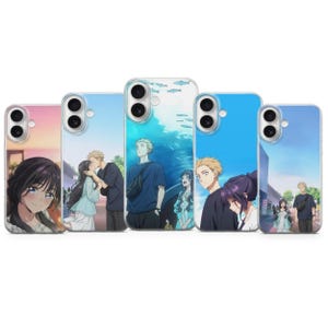 Peut inclure: Cinq coques de téléphone avec des illustrations de style anime. Les coques présentent différentes scènes avec des personnages, notamment des couples et des individus. Les coques ont une finition brillante et sont conçues pour les smartphones.