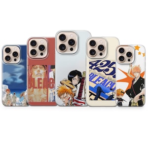 Op de afbeelding: Vijf telefoonhoesjes met illustraties in anime-stijl. De hoesjes tonen verschillende personages en scènes, met heldere kleuren en gedetailleerde kunstwerken. De hoesjes zijn ontworpen voor een specifiek telefoonmodel.