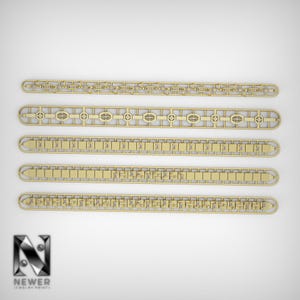 Peut inclure: Quatre bracelets en métal ajouré de couleur or avec différents motifs géométriques. Les bracelets sont présentés sur un fond blanc. Le logo "Newer Jewelry by Arinti" est dans le coin inférieur gauche.