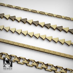 Puede incluir: Una variedad de collares y pulseras doradas. Los diseños incluyen eslabones rectangulares, formas triangulares con piedras incrustadas y una banda plana texturizada. Las joyas se exhiben sobre un fondo claro.