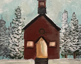 Puede incluir: Una iglesia de madera roja con un campanario y una sola puerta se alza en un paisaje nevado. La iglesia está rodeada de altos árboles de hoja perenne cubiertos de nieve.