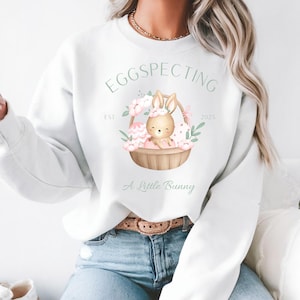 Faire-part de grossesse Eggspecting A Little Bunny 2025 PNG SVG, faire-part de grossesse lapin mignon, joyeuses Pâques