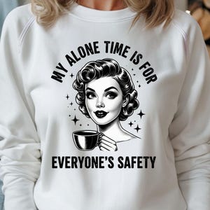 My Alone Time is for Everyone's Safety PNG SVG, vintage damesT-shirt, grappige humor, humor voor volwassenen png, koffie png, sarcastische png