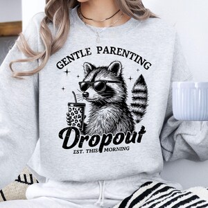 Voortijdig ouderschap, Est. Vanmorgen png SVG, shirt idee grappige moeder, wasbeerhumor png en SVG-shirt voor vrouw