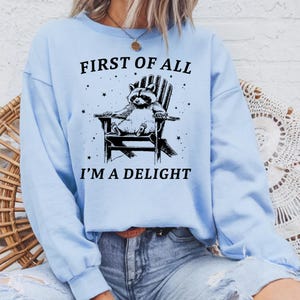 Primeiro de tudo, eu sou um deleite PNG SVG, imagem engraçada de guaxinim, camiseta engraçada vintage retrô, piada engraçada para adultos PNG, arquivo de corte para download digital