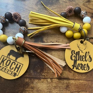Personalisierter Logo Swag, anpassbare Schlüsselanhänger, personalisierte Ohrringe, individuell graviertes Logo, Small Business Marketing, Farmlogo