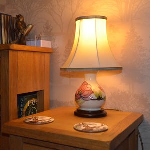 Moorcroft Vintage Magnolia-mönstrad bordslampa med originalskärm i utmärkt skick (datumstämplad 1994)