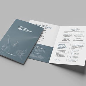 Op de afbeelding: Een brochure voor First Community Church, met een teal cover met het kerklogo en een afbeelding van mensen. De brochure is open en toont evenementdetails en de tekst "Growing together in faith, love & service."